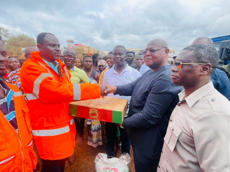 LANDS MINISTRY, FORESTRY COMMISSION PRESENT RELIEF ITEMS TO SAMREBOI FLOOD VICTIMS
